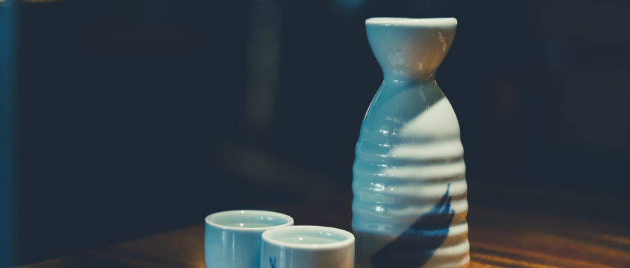 摄图网_500555346_wx_酒壶酒杯摆放（企业商用）.jpg
